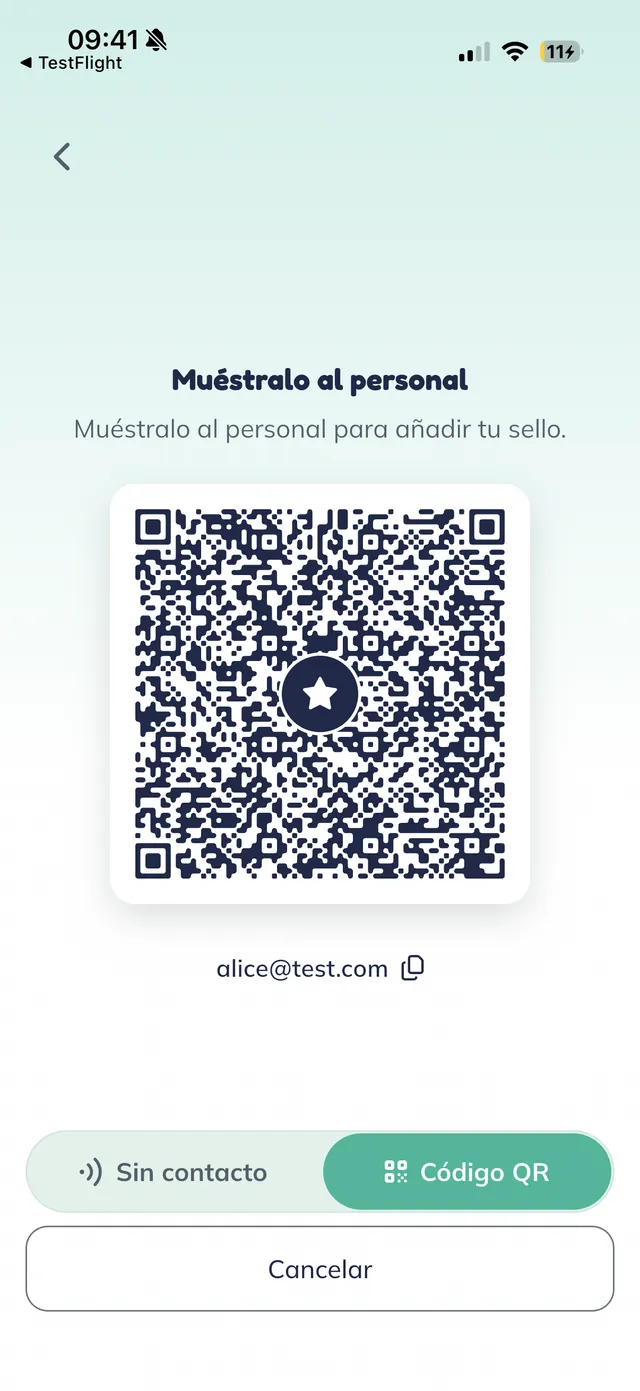 Pantalla "Muéstralo al personal" con un código QR con una estrella al centro y el correo del cliente con botón de copiar.