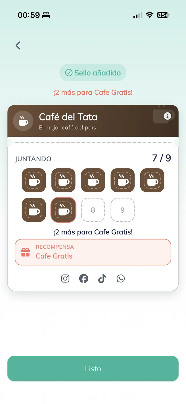 Tarjeta de Café del Tata con una etiqueta verde "Sello añadido", el texto "¡2 más para Cafe Gratis!", el estado "JUNTANDO 7 / 9", la recompensa "Cafe Gratis" y un botón "Listo".