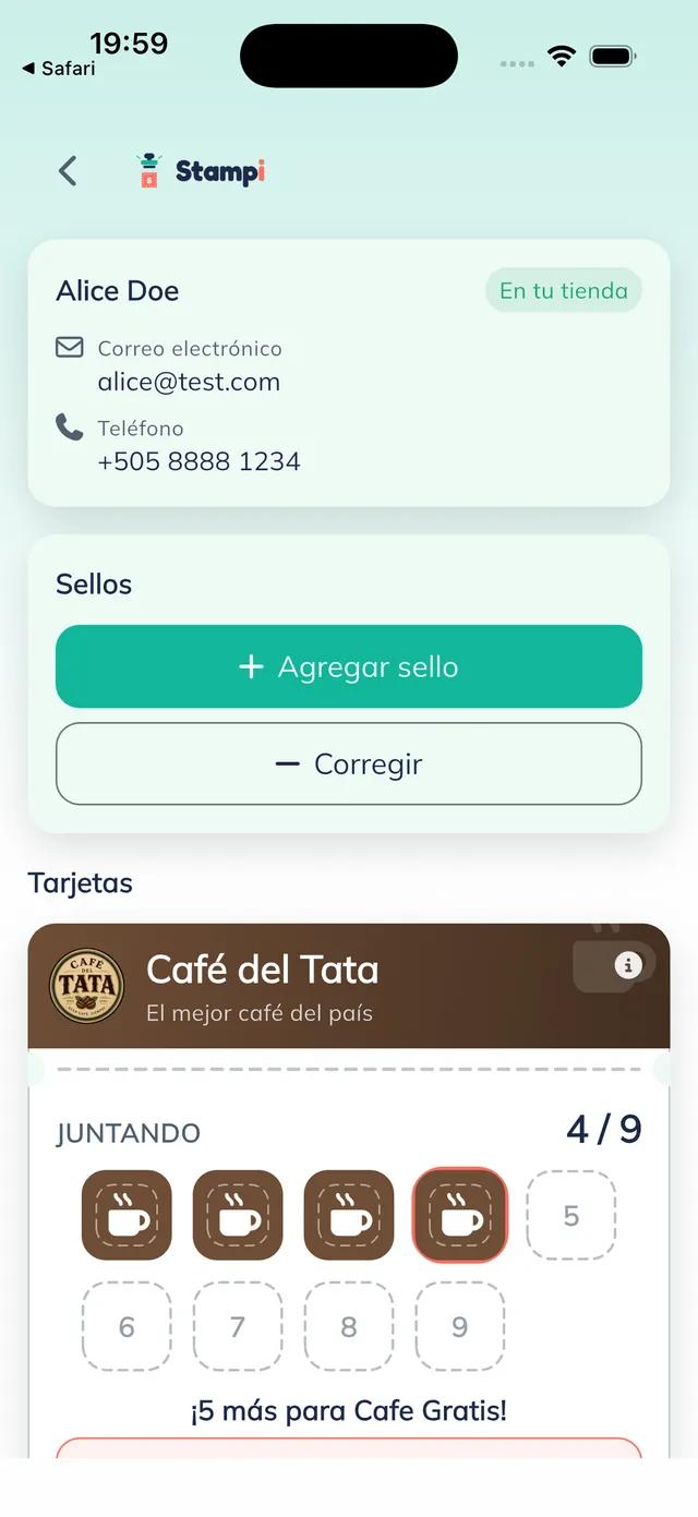 Ficha del cliente "Alice Doe · En tu tienda" con correo y teléfono, un bloque de "Sellos" con los botones "+ Agregar sello" y "− Corregir", y la tarjeta de Café del Tata debajo.