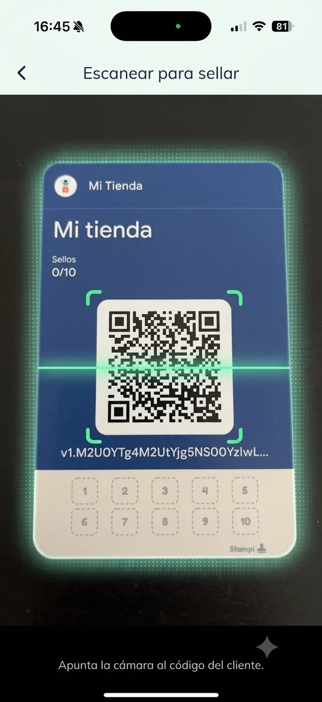 Vista de cámara "Escanear para sellar" enfocando el código QR que muestra el cliente en su teléfono, con el aviso "Apunta la cámara al código del cliente".